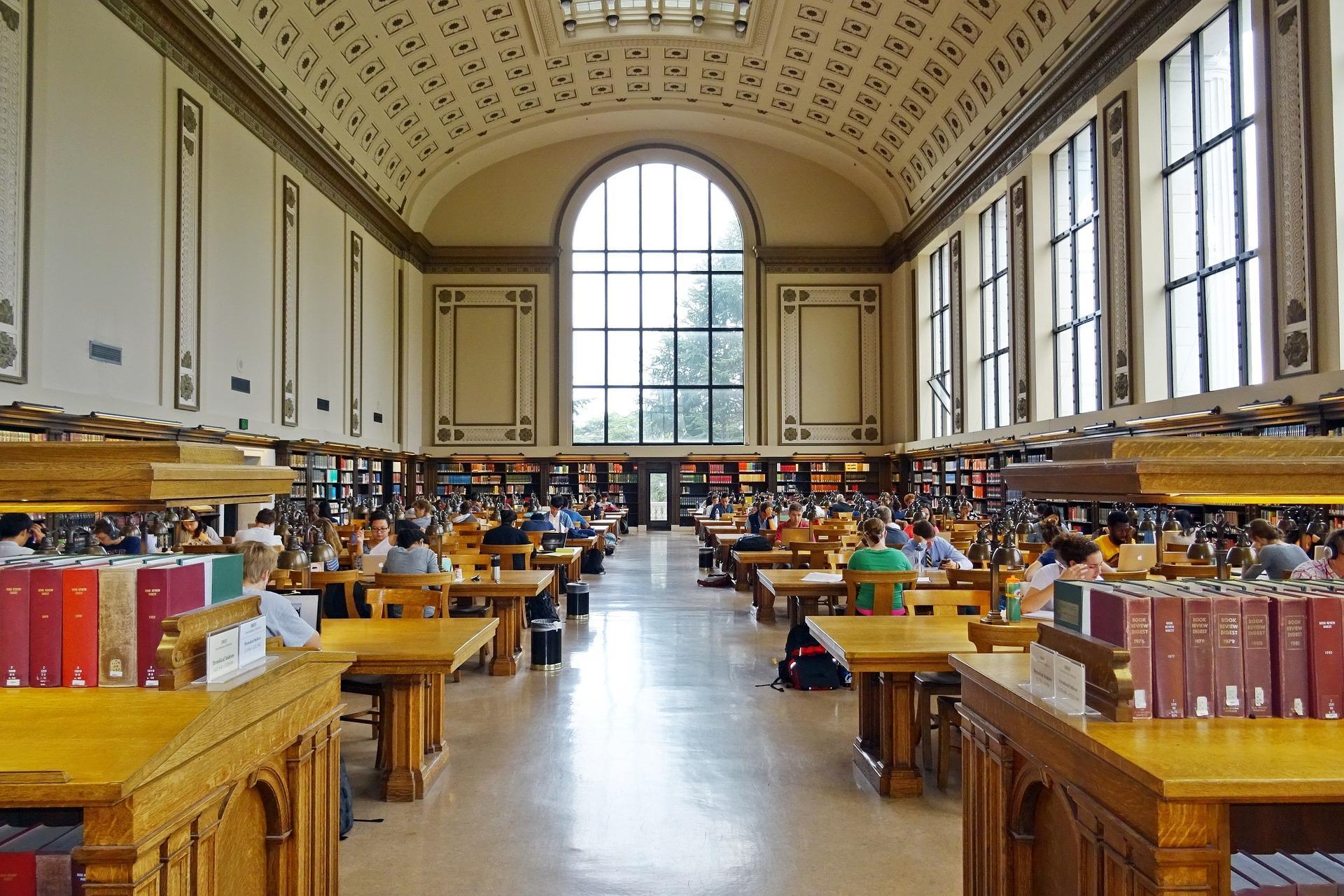 An inside view of the library of Harvey Mudd College. It’s one of the most expensive colleges in the US. Students have a rigorous college life with an extensive workload of assignments and readings. However, the competitive environment is known to produce some excellent graduates