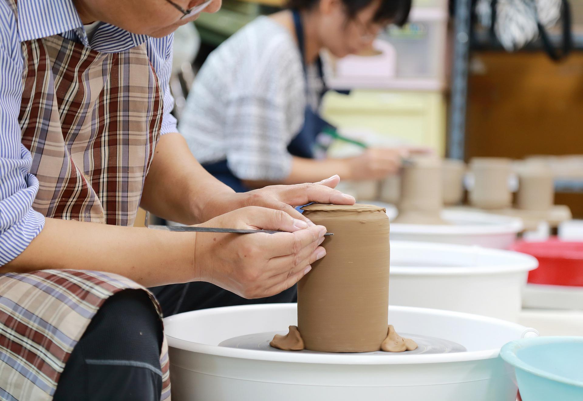 Students taking part in pottery lessons in Houston, Texas, USA. If you learn pottery through professionally taught courses, you’ll get more knowledge and hands-on training. Look for the most qualified instructors near you for the best results!