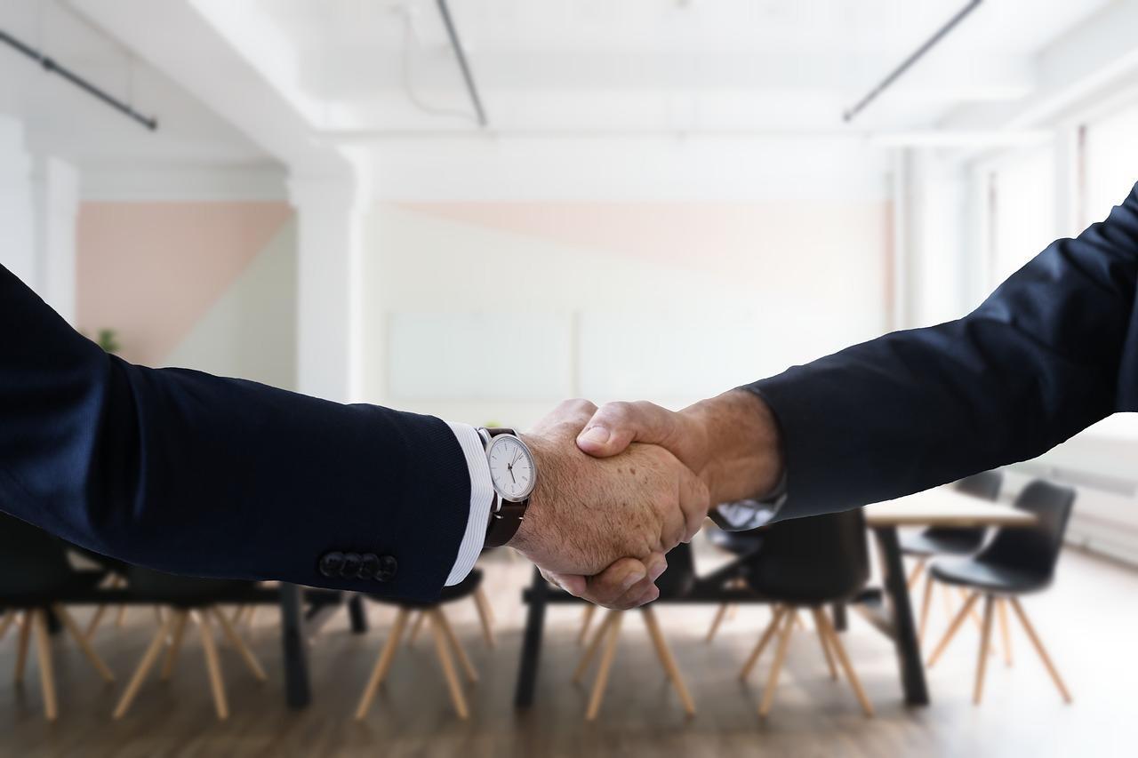 Two people shaking hands to ascertain a confirmation