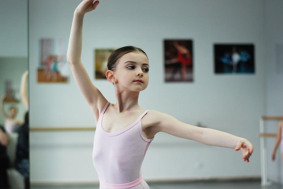 A young dancer during her dance class