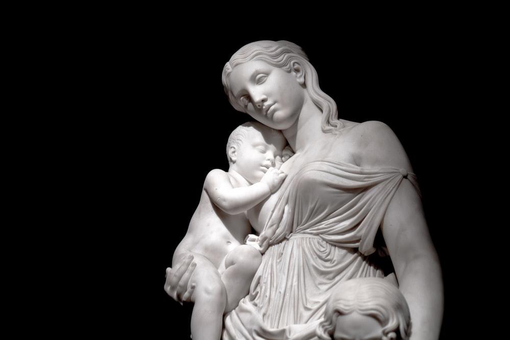 A beautiful sculpture of a mother and child