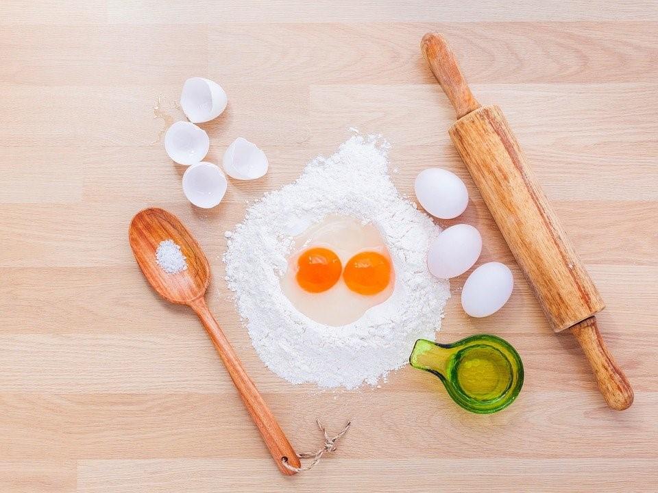 Ingredients and utensils for pizza dough