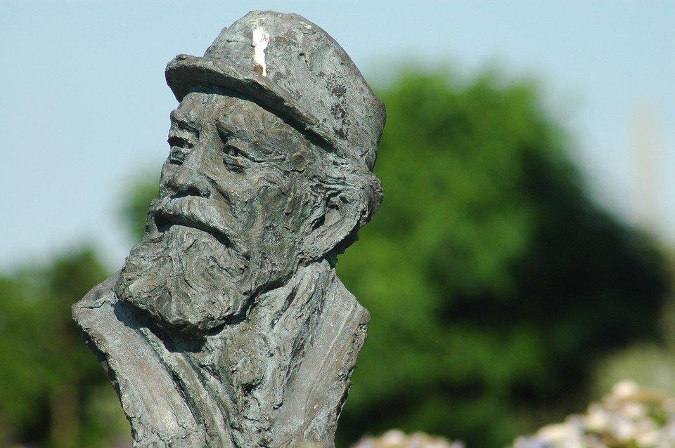 Sculpture of an older man with a blurred background