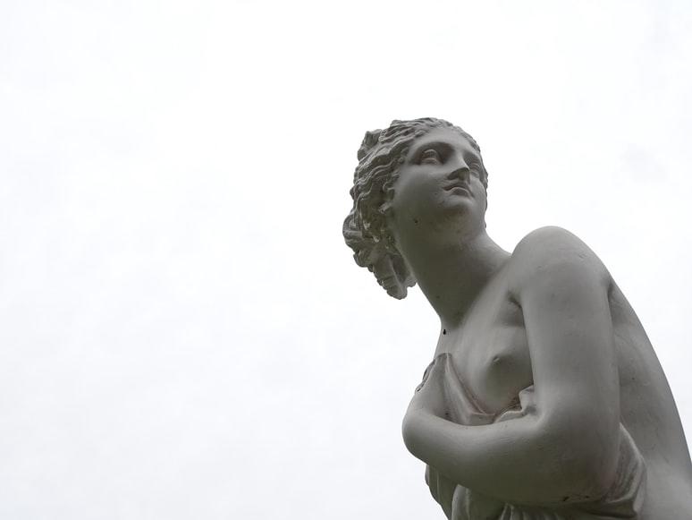 Sculpture of a lady hiding her body behind a piece of fabric