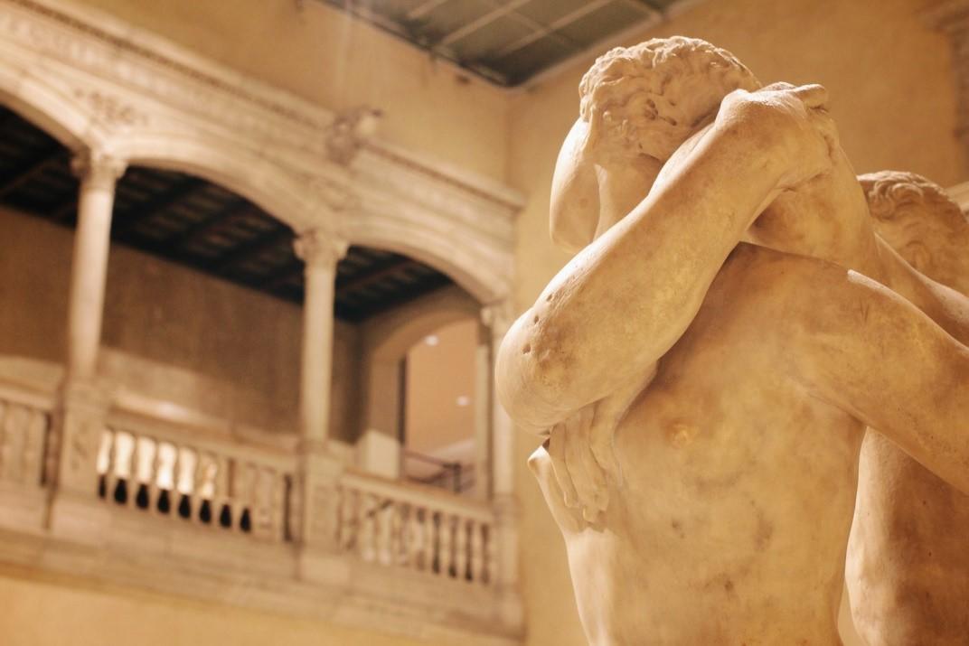 Sculpture of two people in the Metropolitan Museum of Art, New York