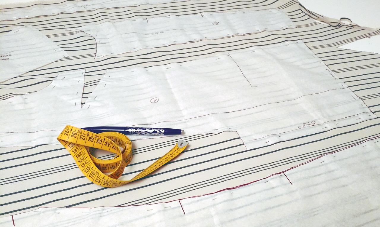 Cut-out clothes with a pen and measuring tape
