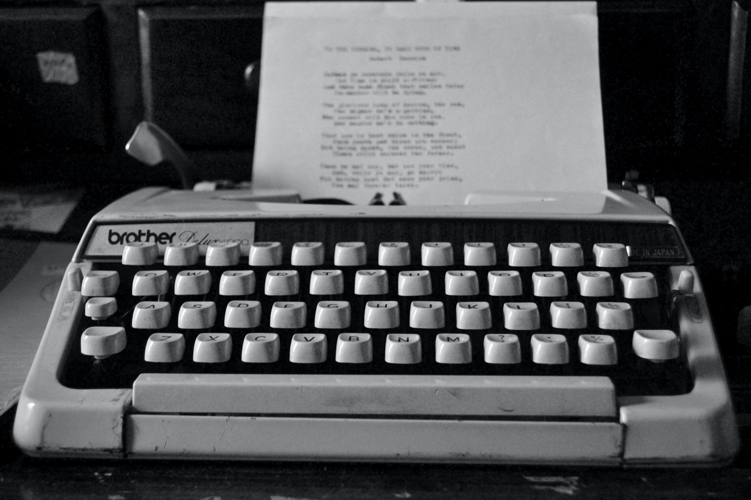 a photo of a typewriter to write poetry