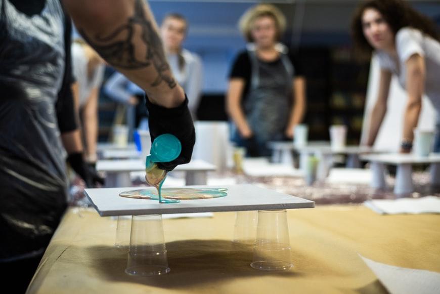 A therapist explaining art techniques during an art therapy lesson