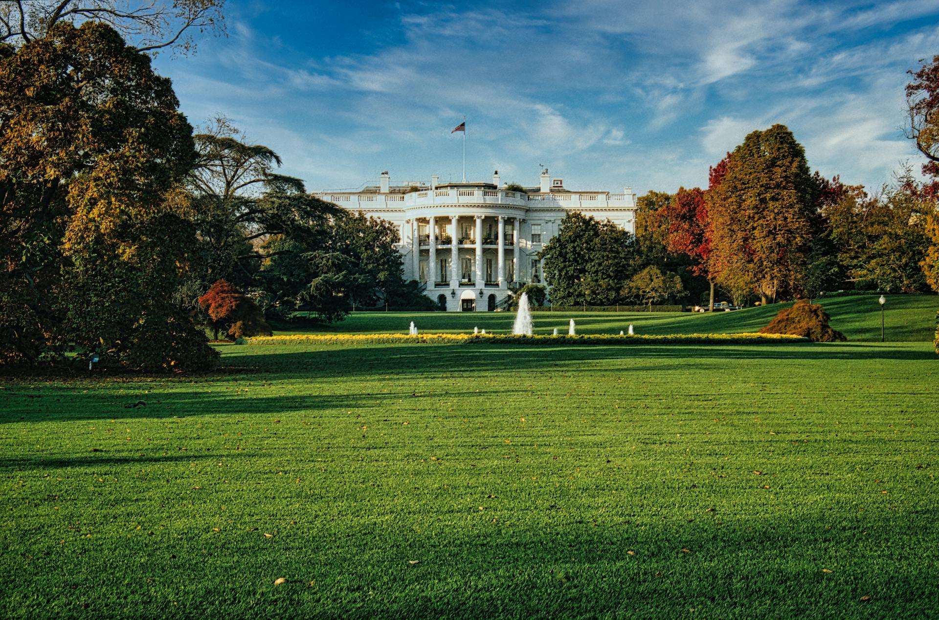 photo of the White House and the front lawn