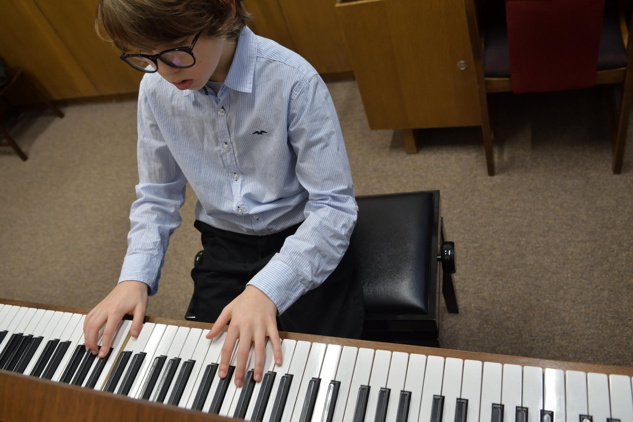 Kid learning to play the piano