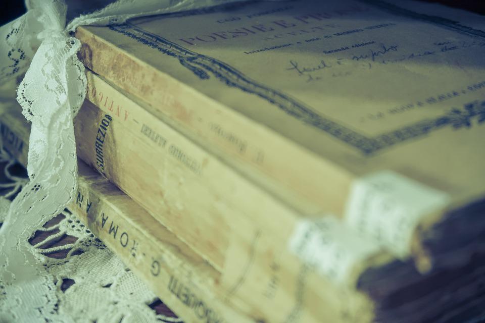 Stacks of Italian books