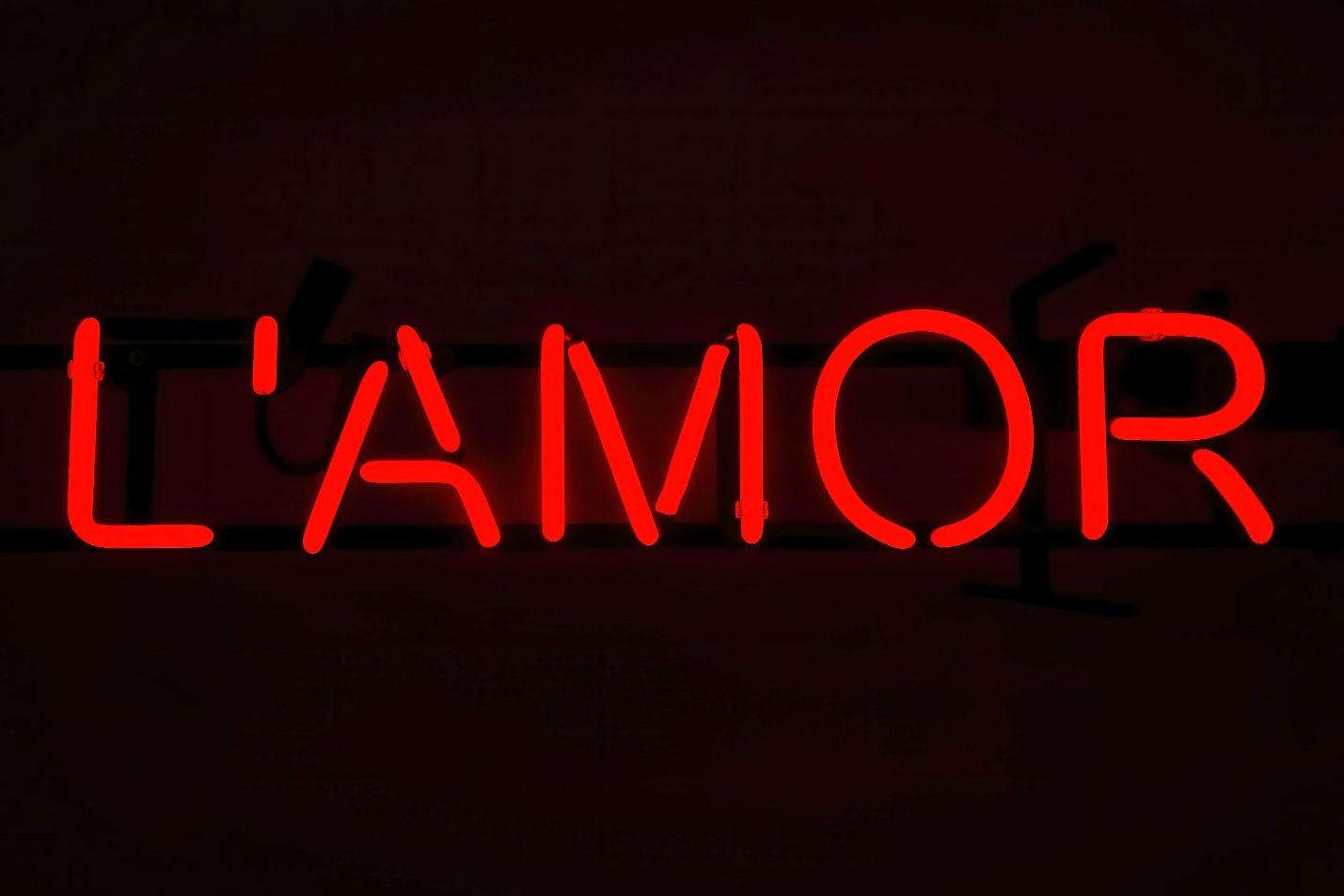 L'amor spelled out in neon lights, which is Italian for love