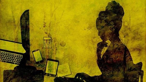 An online elementary tutor giving her lessons through the web