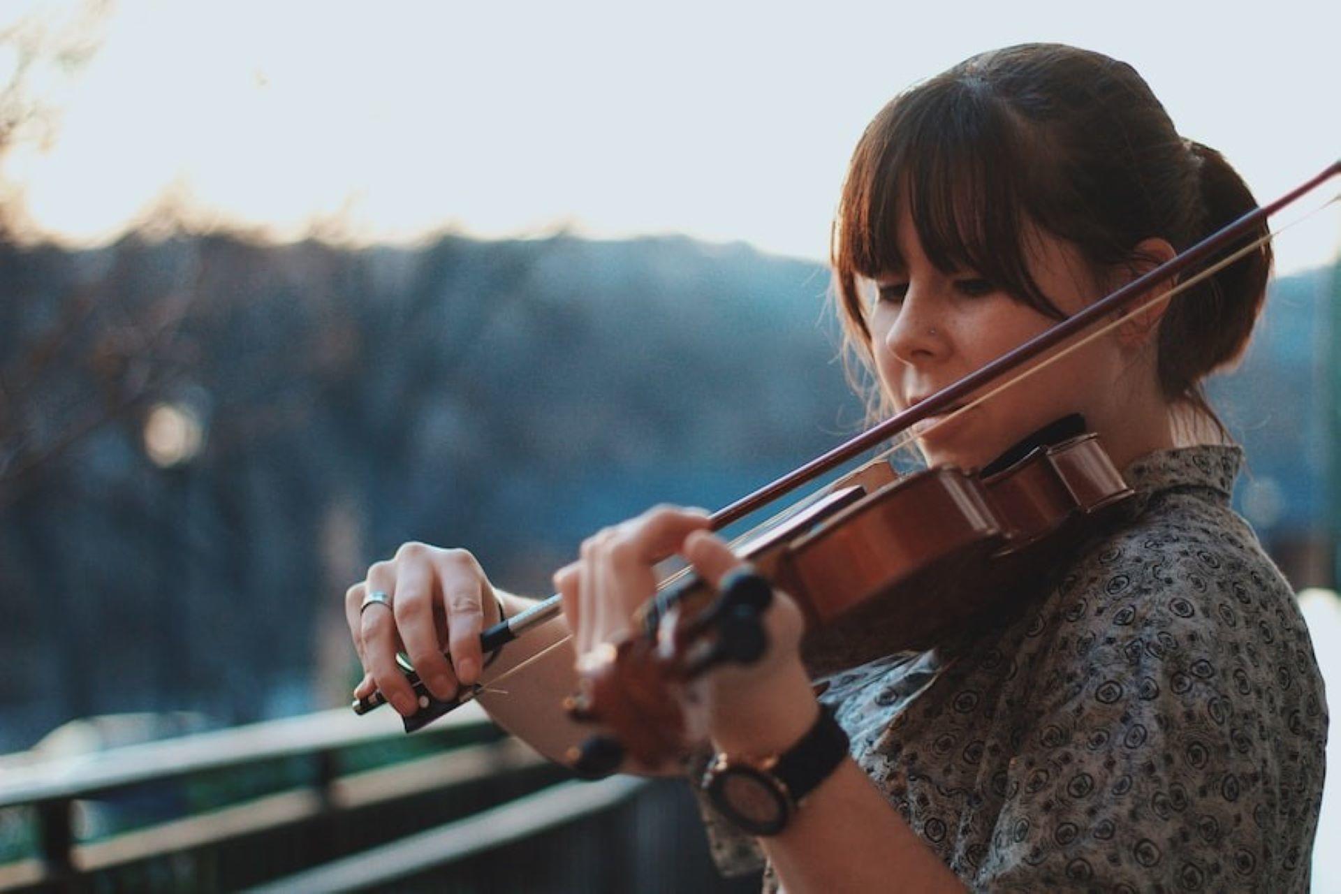 A girl playing the violin