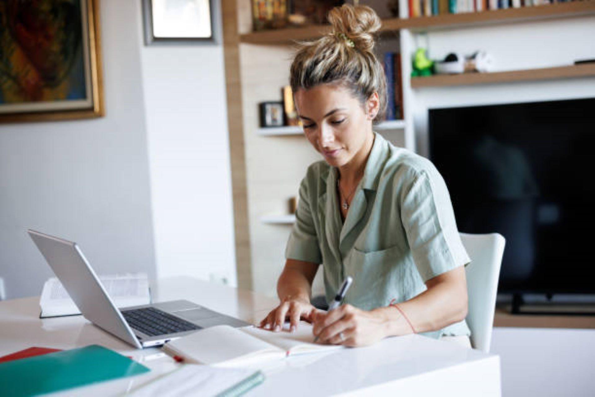 A student taking notes from her online African American literature class.