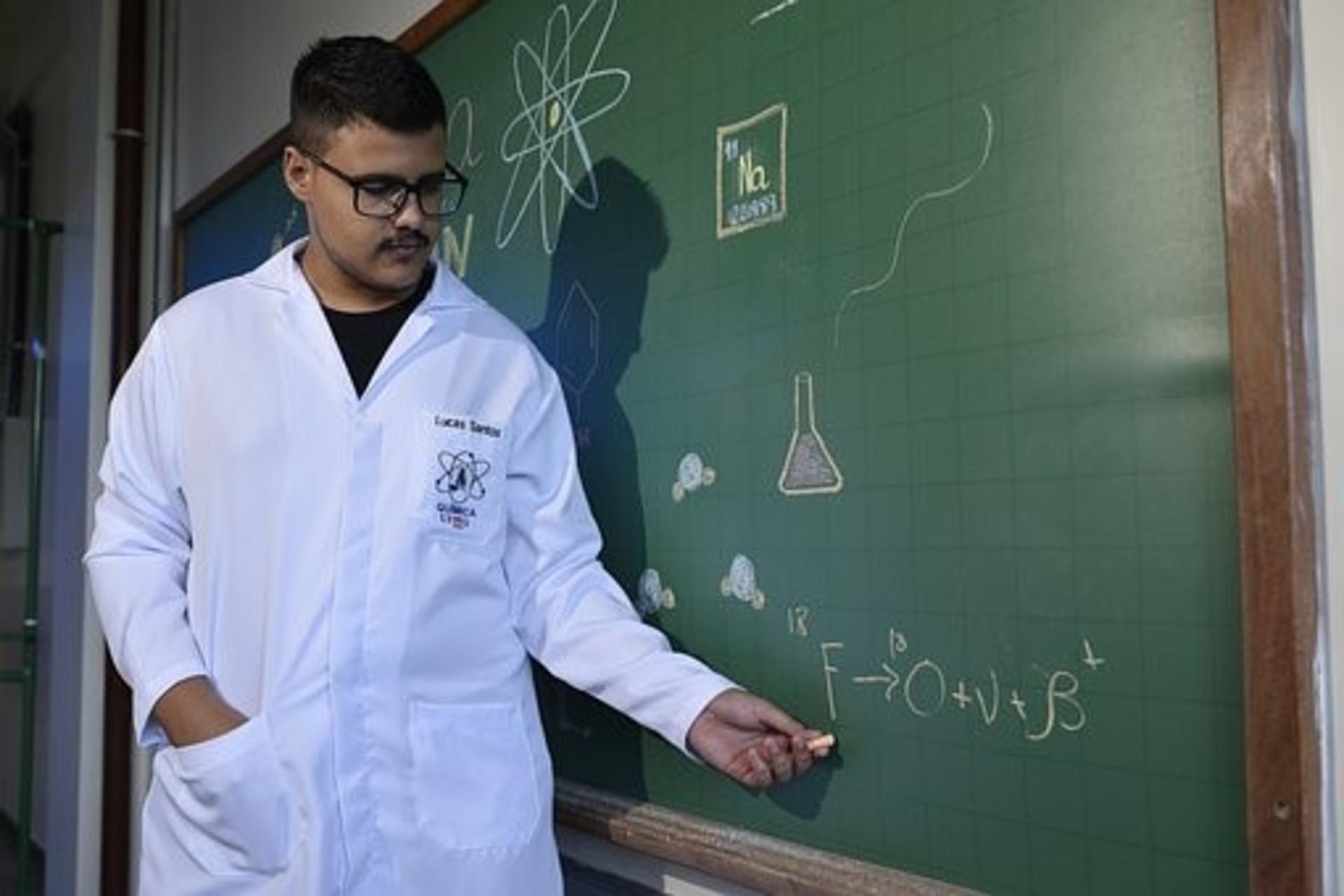 A physical chemistry teacher giving a lecture.