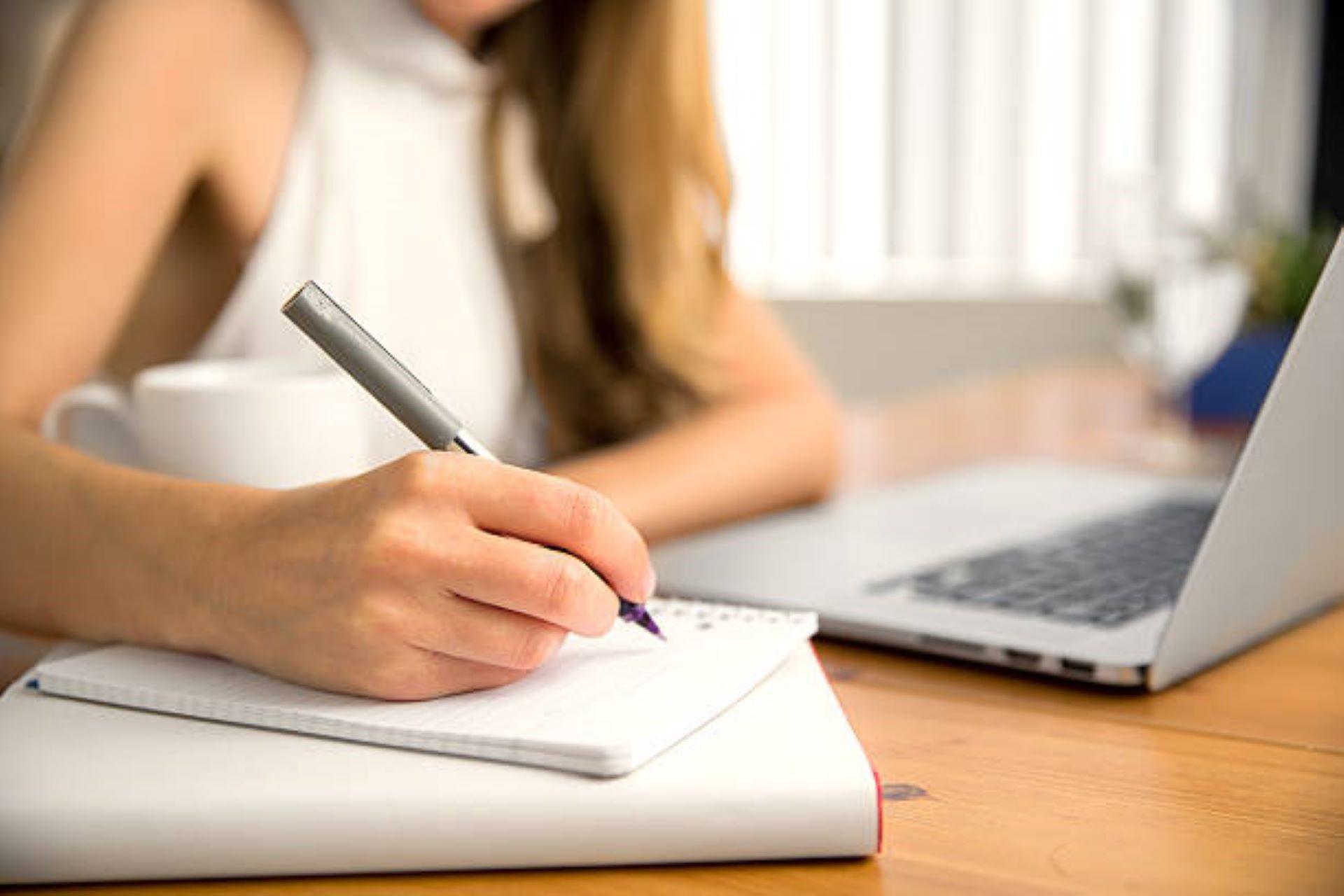 An influencer learning digital marketing and taking notes.