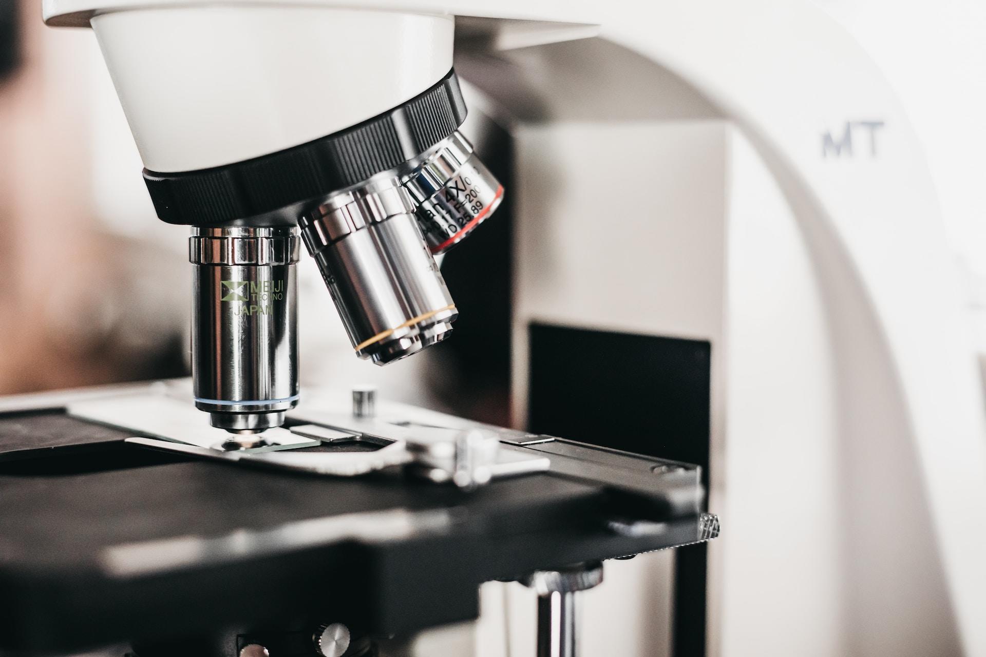 A microscope in a laboratory.