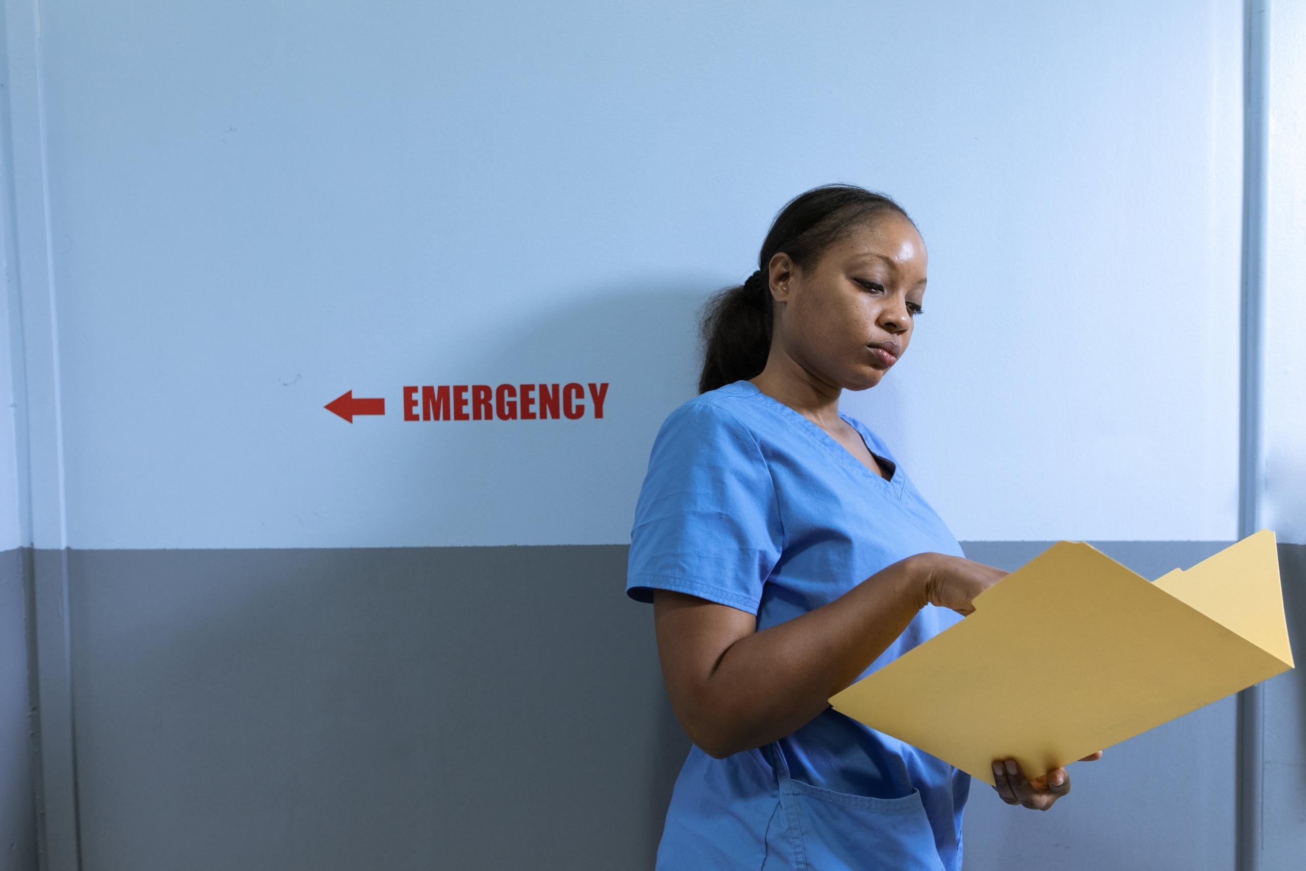 A nurse ready to work with a patient.