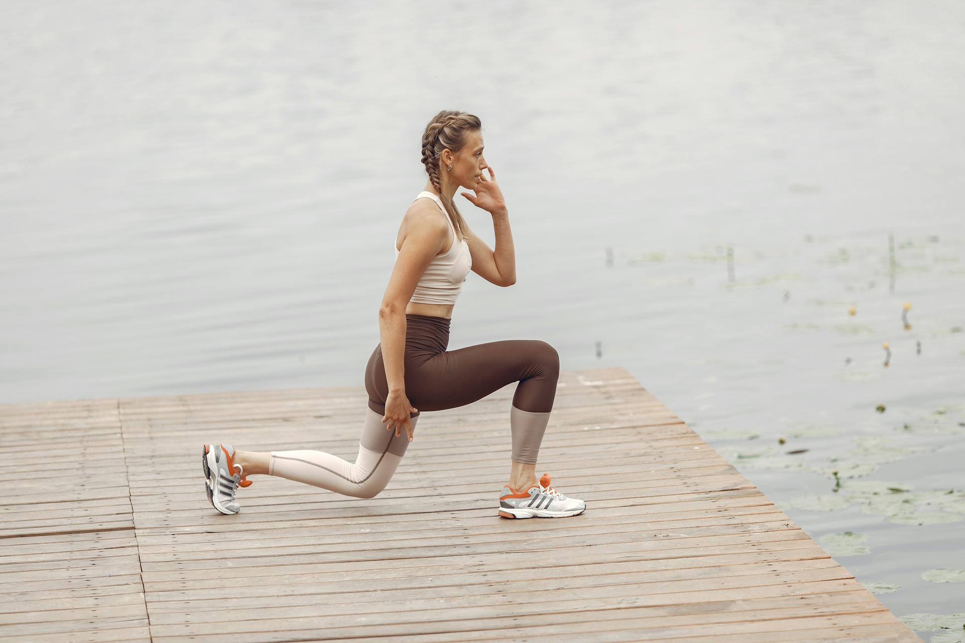 A girl doing a lunge during her workout.