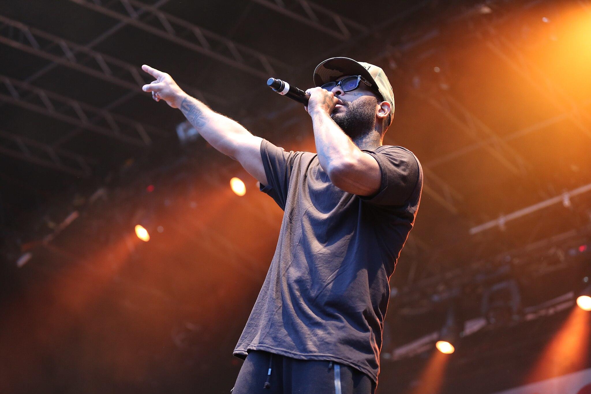 Rapper Royce Da 5'9" performing on stage.