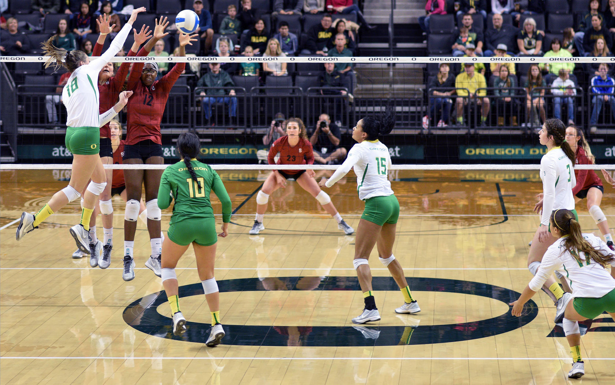 Oregon and Stanford playing volleyball