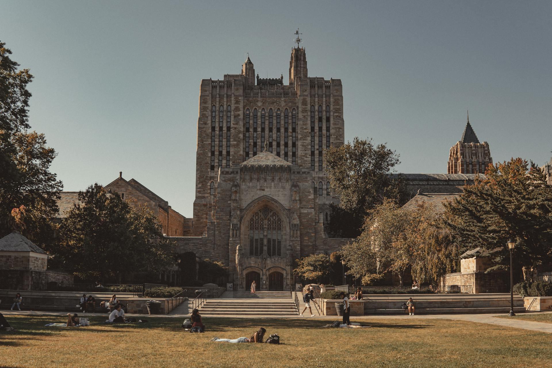 Photo of the Yale University building.