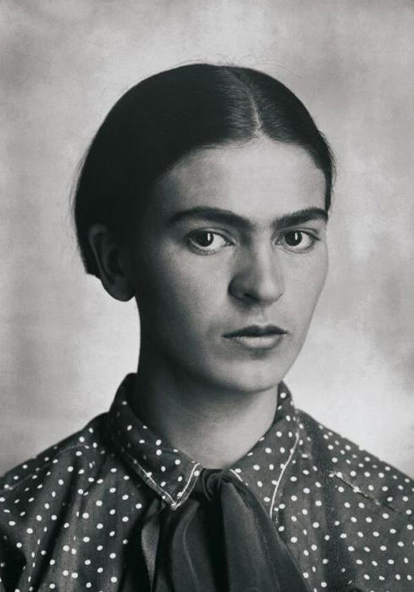 A black and white photo of Frida Kahlo.