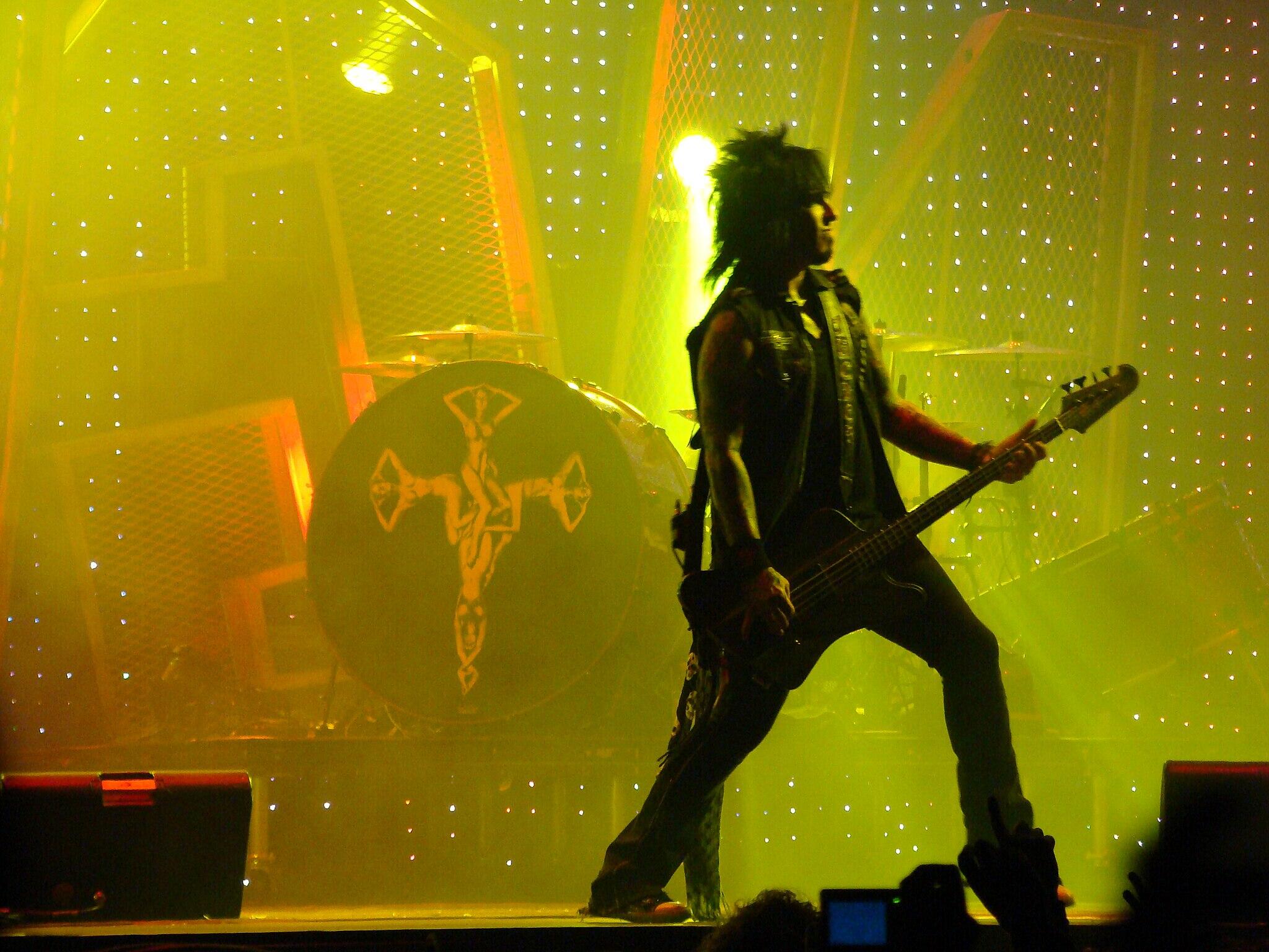Mötley Crüe performing on stge