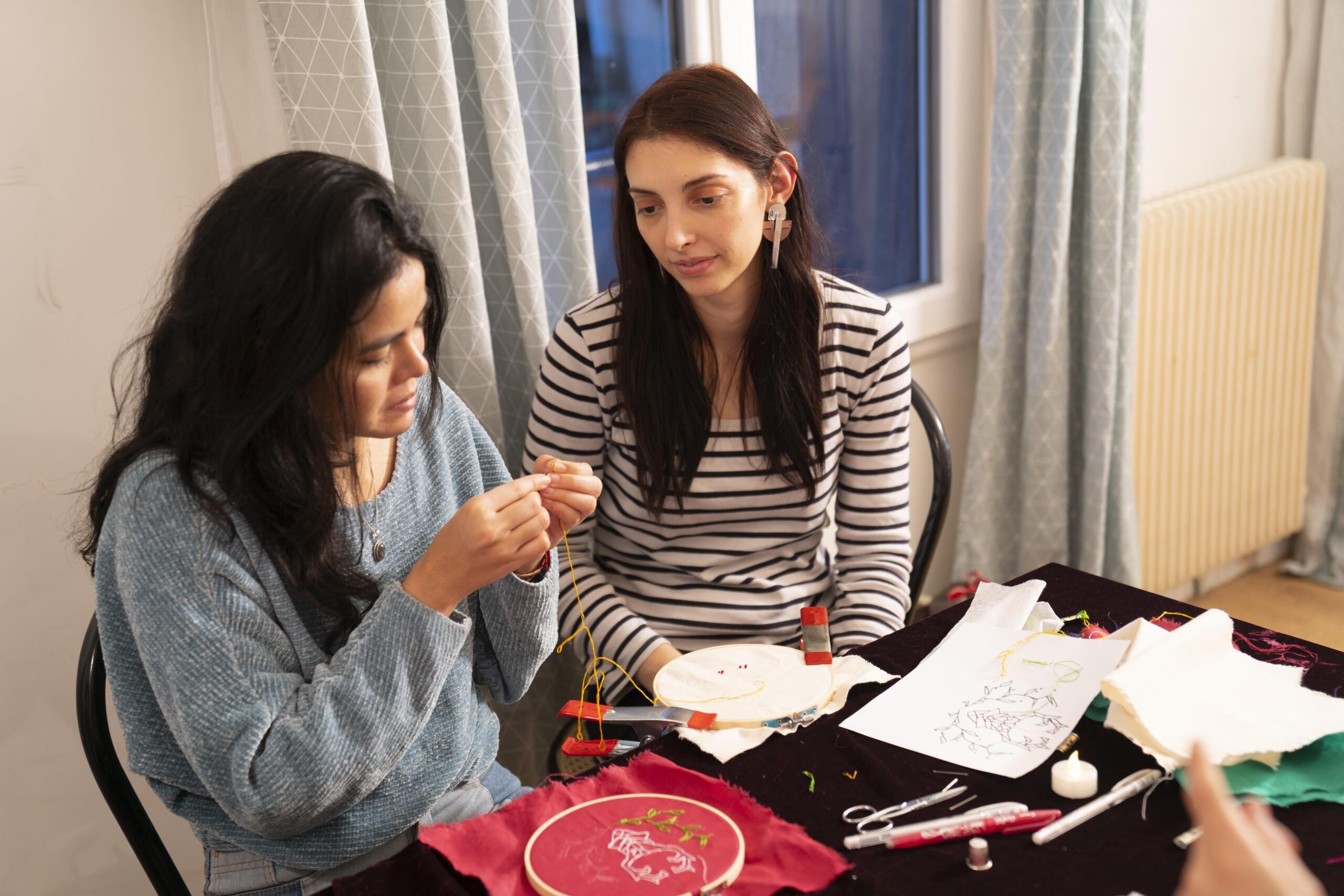 alumna de bordado con profesora en taller