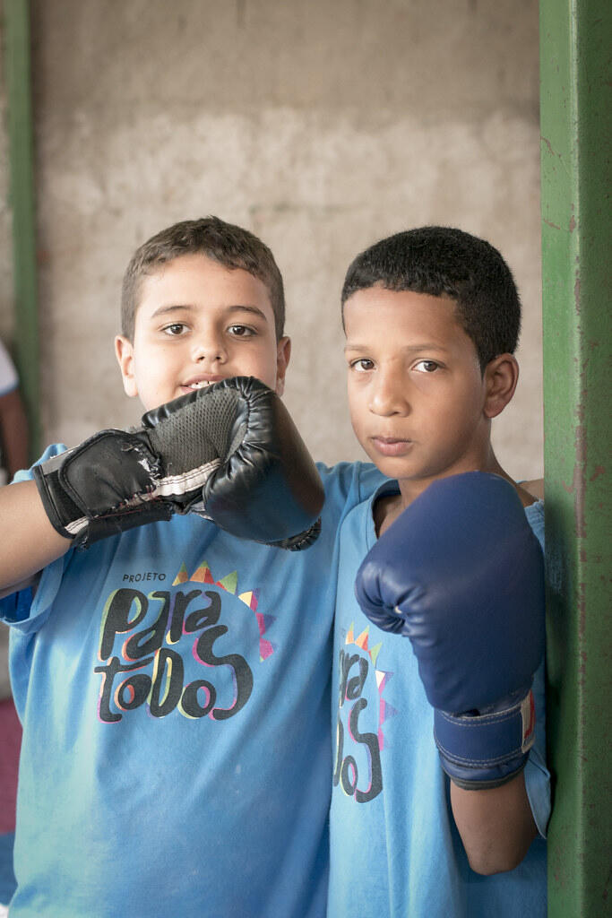 Two kids posing with boxing gloves
