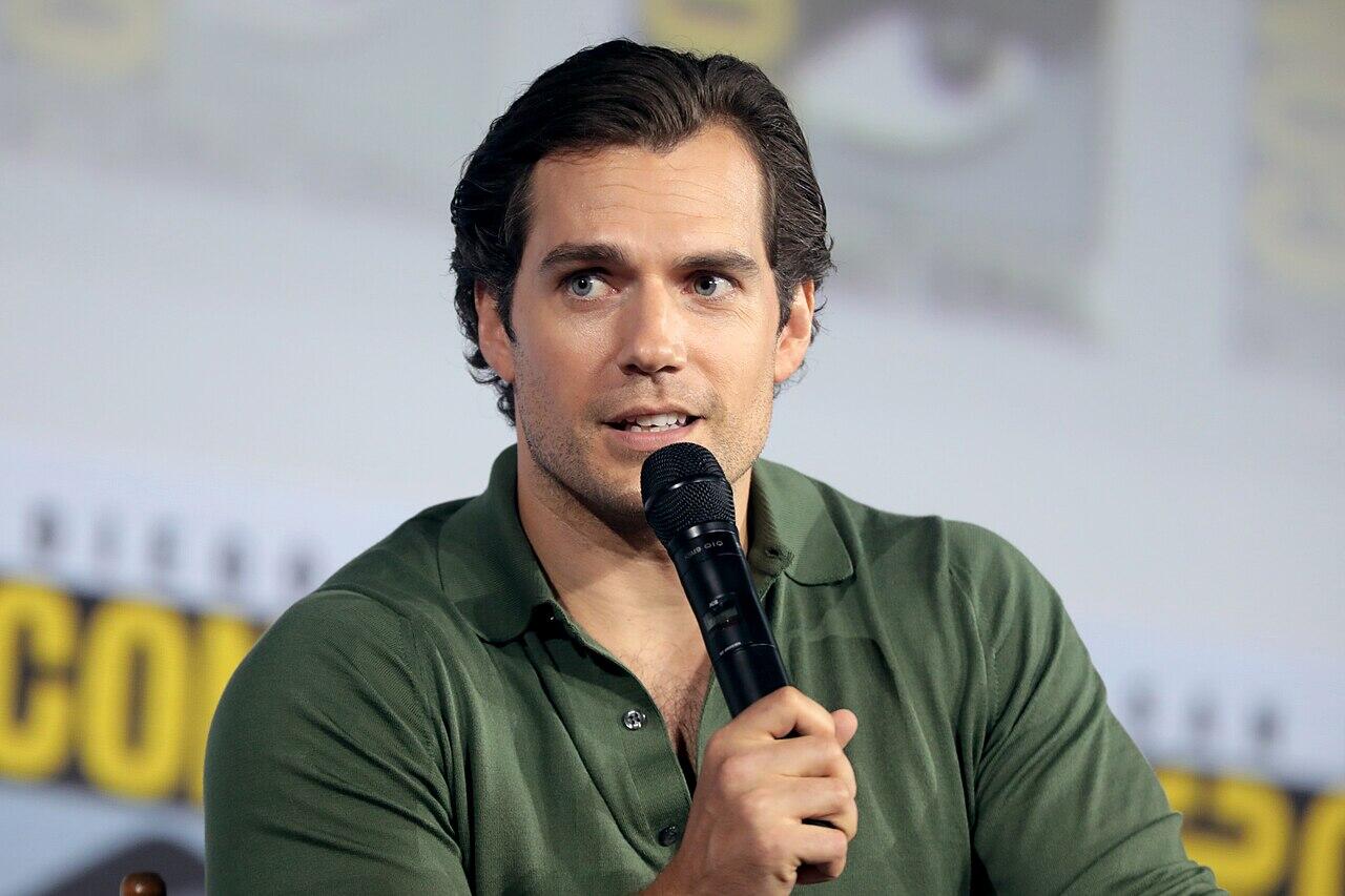Henry Cavill speaking at a movie convention.