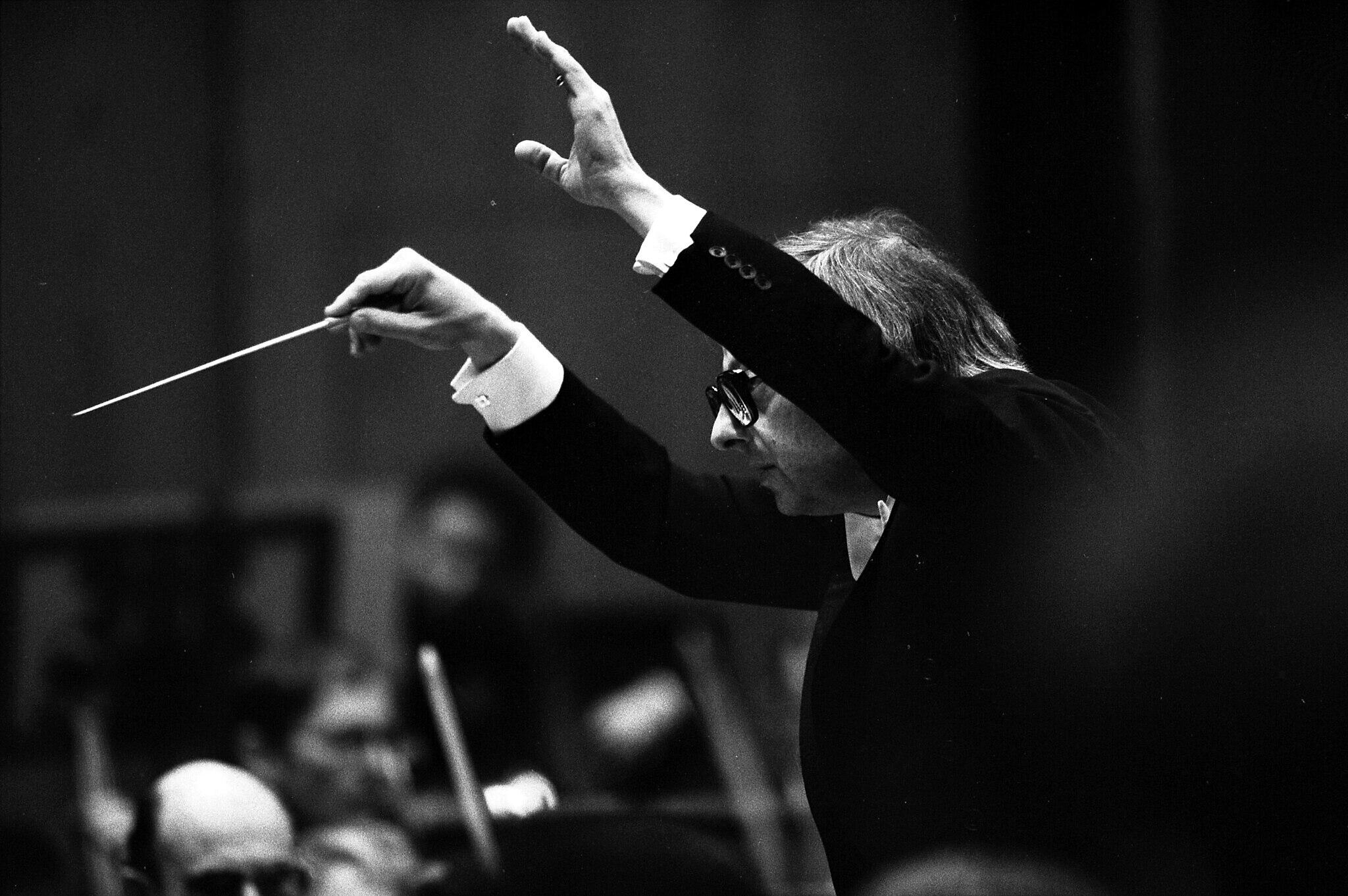 black and white photo of Previn conducting the orchestra