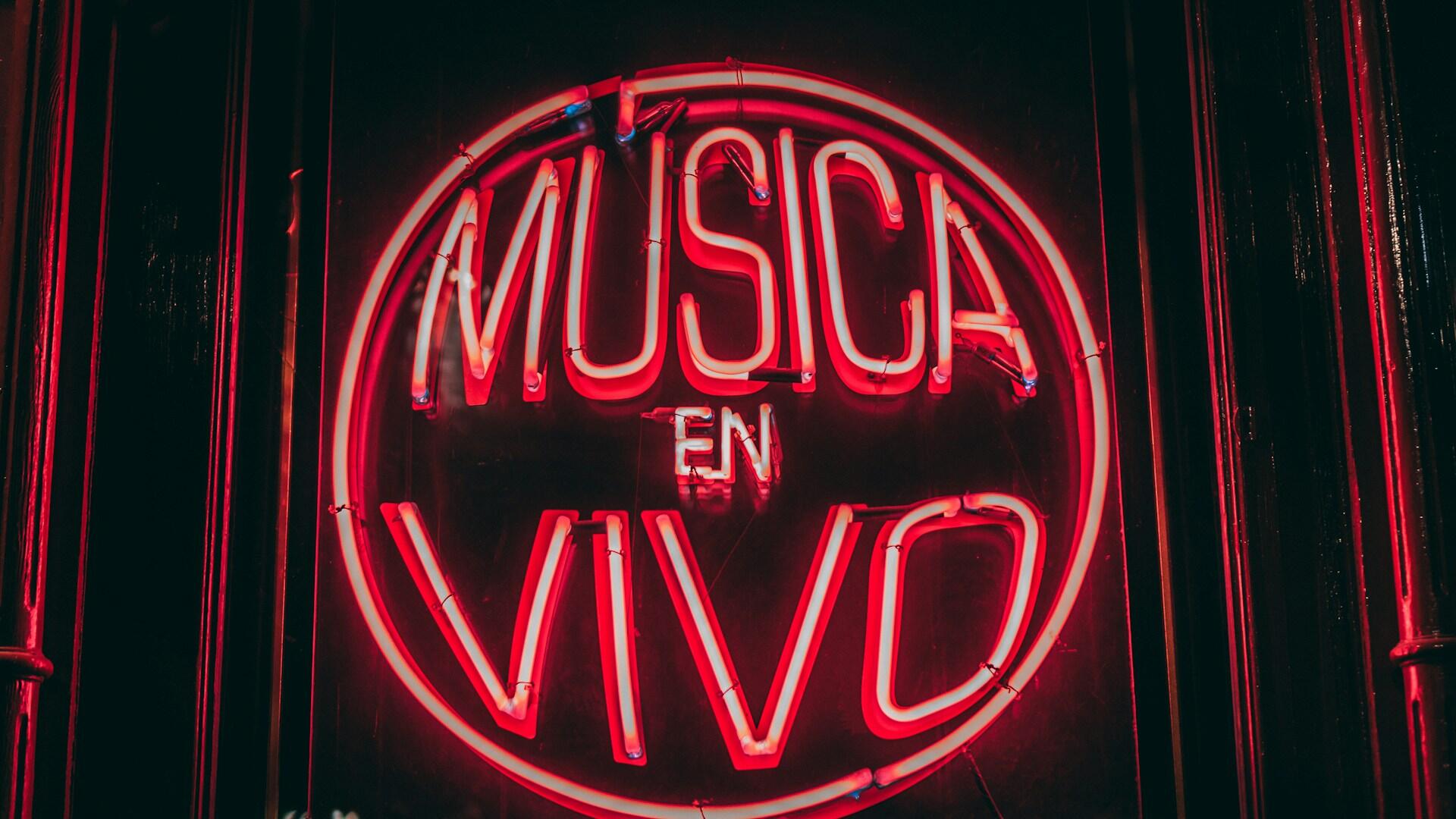 A red live music sign in Spanish