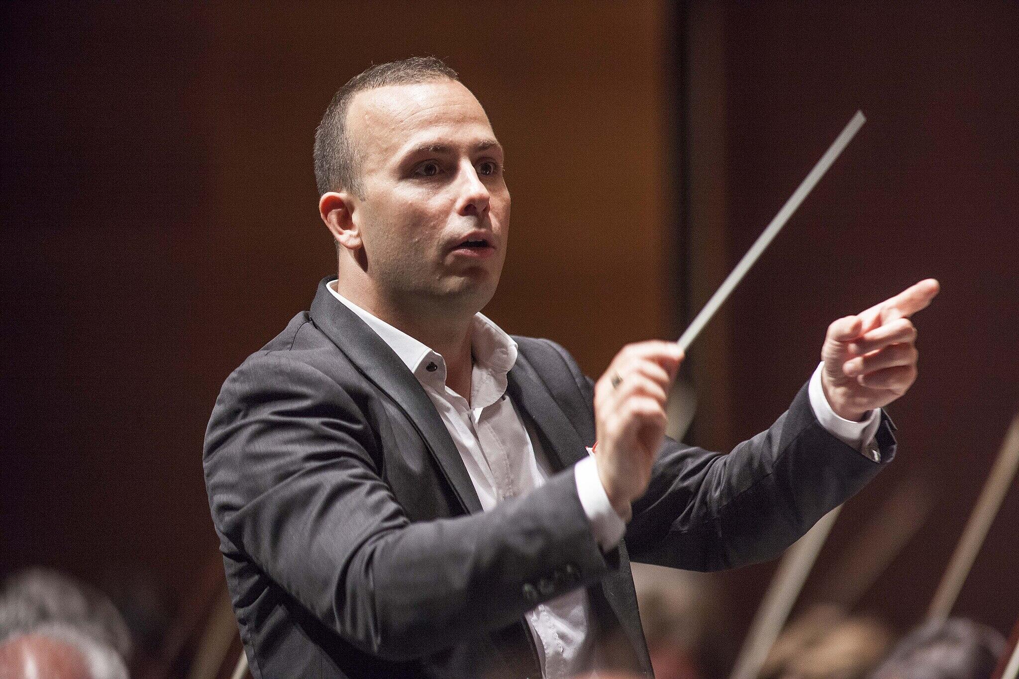 photo of Nézet-Séguin conducting an orchestra