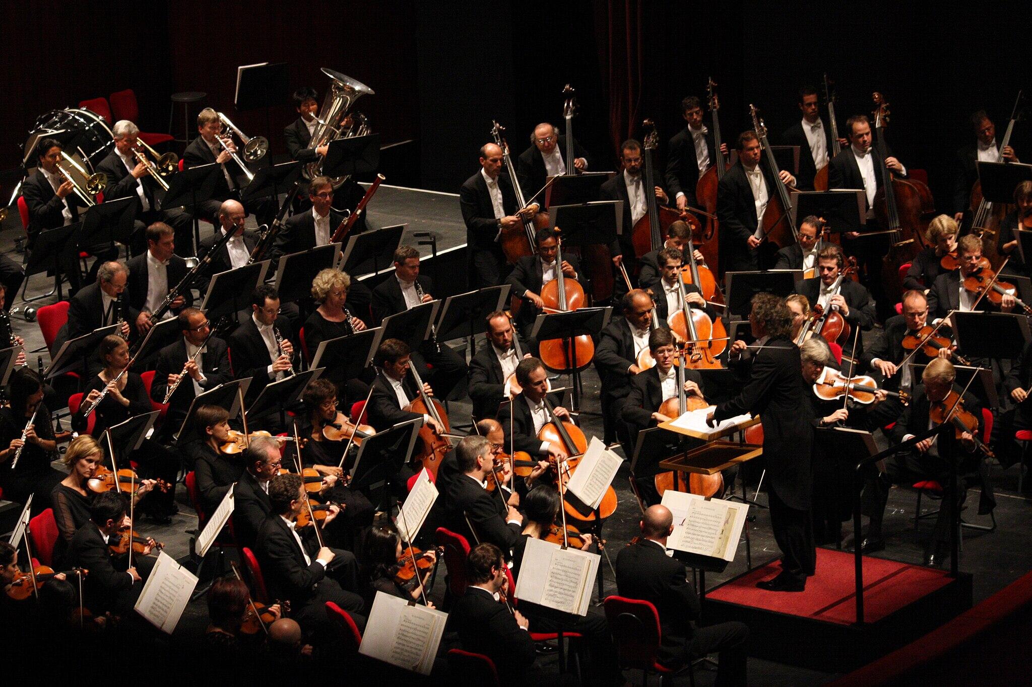 photo of the Cleveland Orchestra being conducted by Franz Welser-Möst