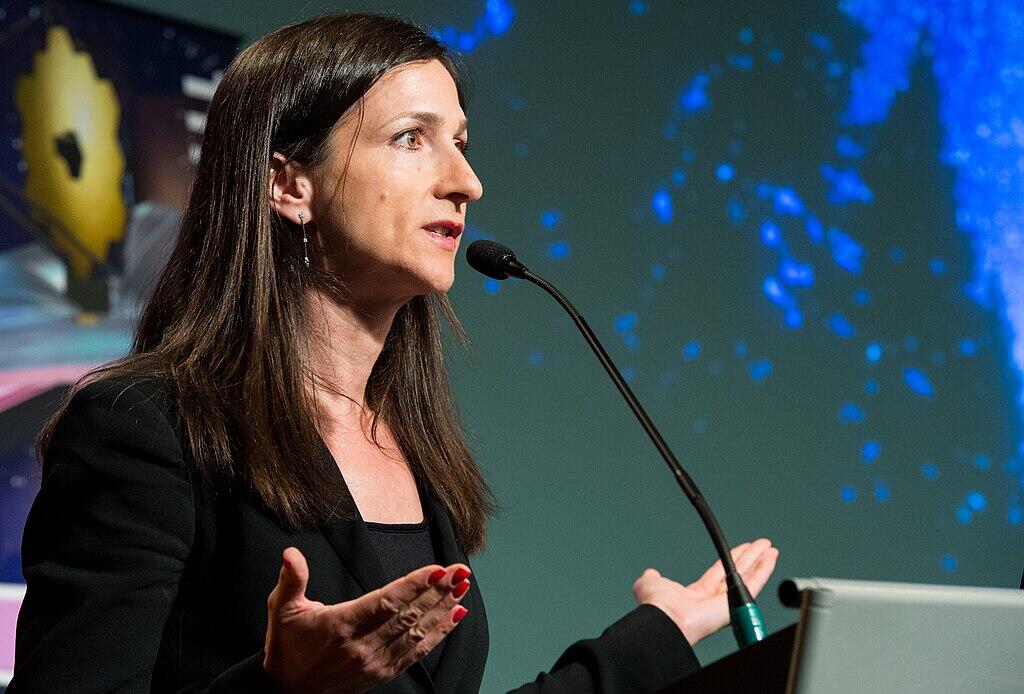 Sara Seager speaking at a convention.