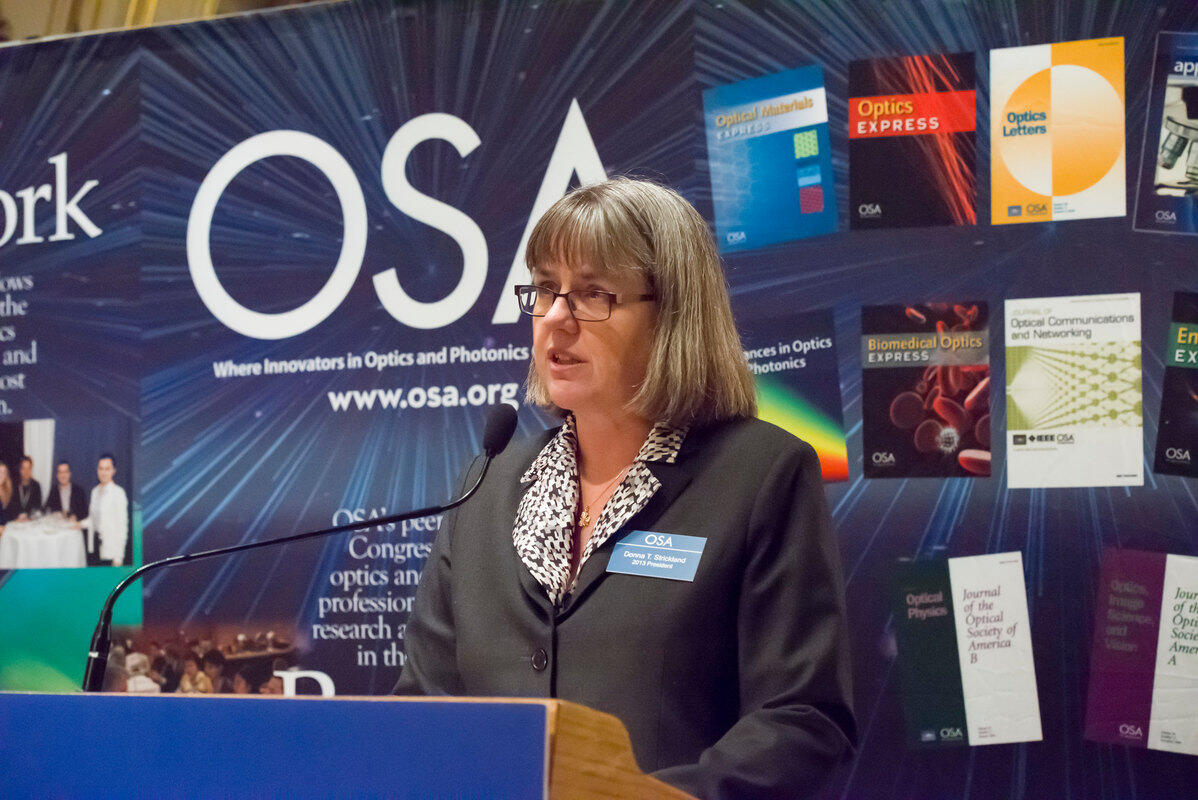 Donna Strickland speaking at OSA's Leadership meeting in 2013.