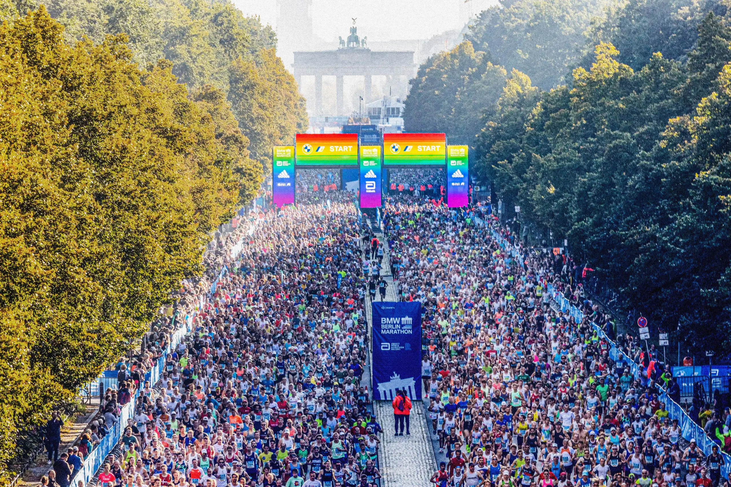 Hundreds of runners crossing the starting line at the Berlin Marathon