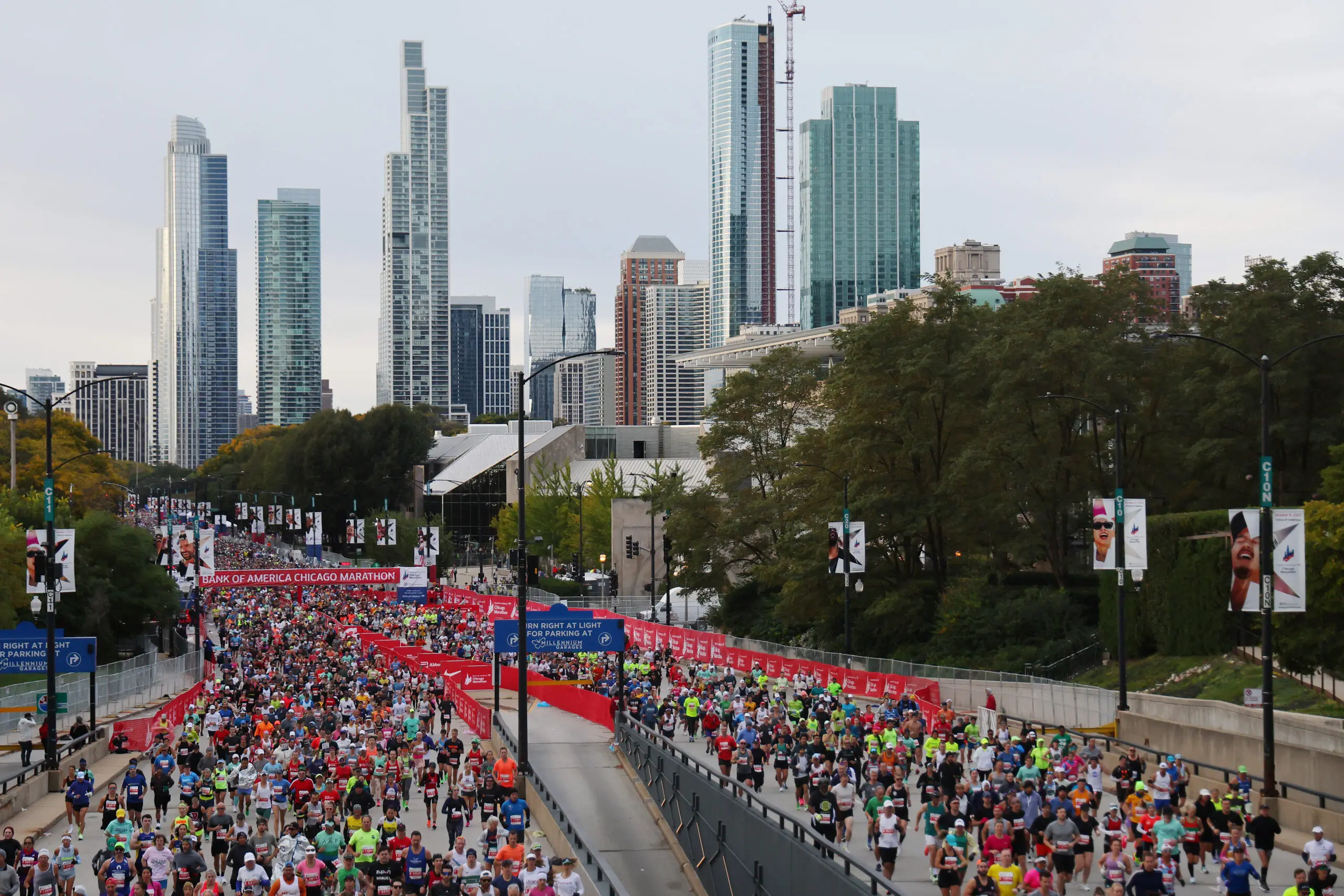 Runners on the course with the Chicago skyline in the background