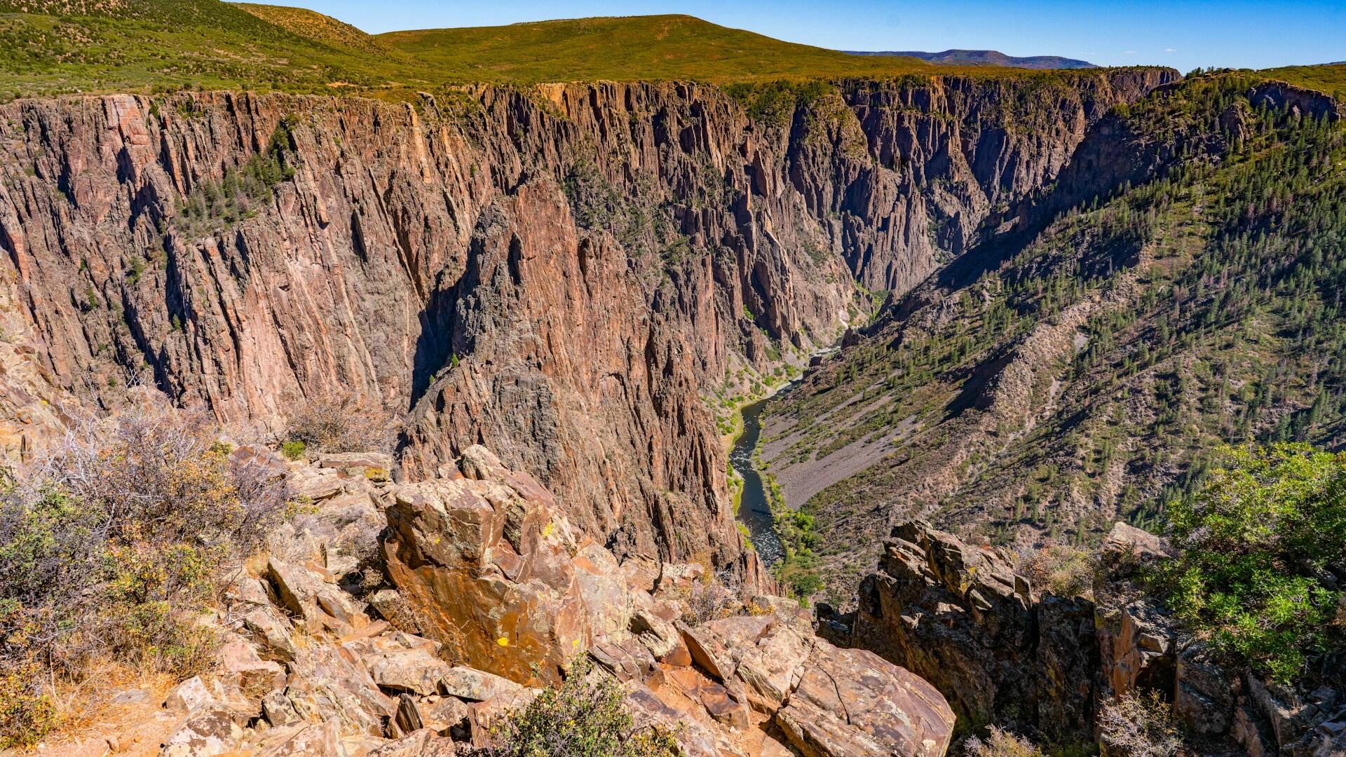 photo of the cliffs leading down to the Gunnison River>>>
