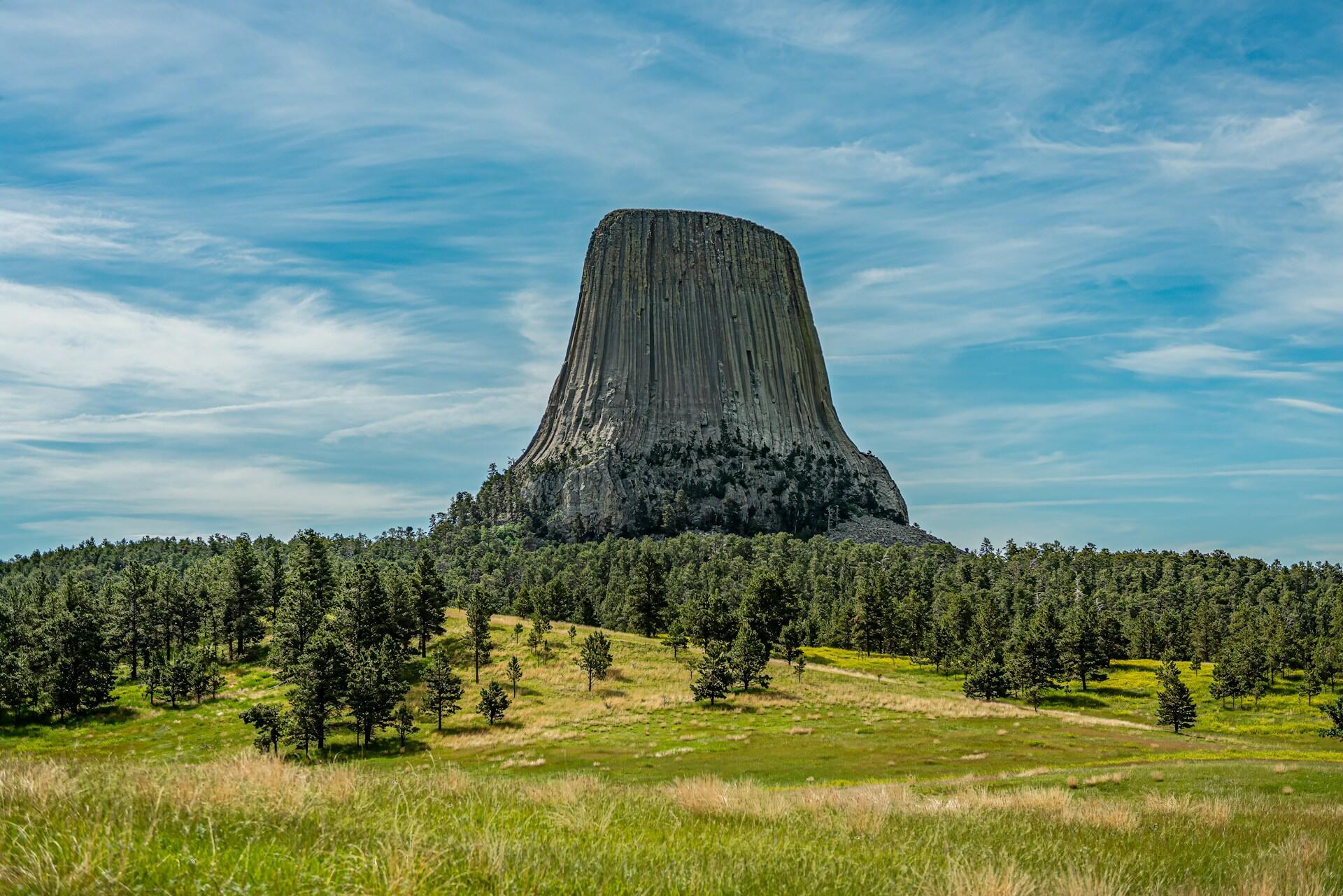 the devils tower rock formation extending hundreds of feet into the sky