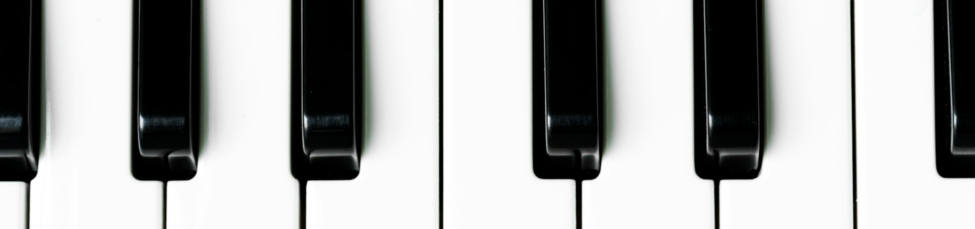 A close up of a piano keyboard.