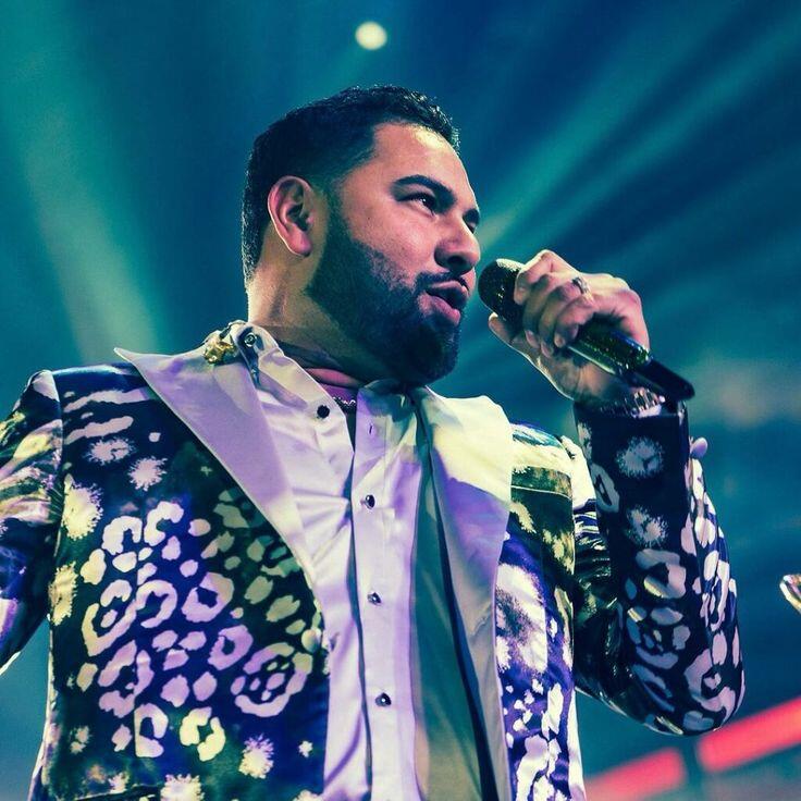 Sergio Lizárraga performing onstage