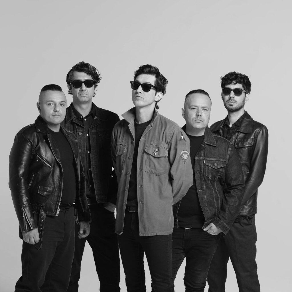black and white portrait of all members of the band DivisiĂłn MinĂşscula
