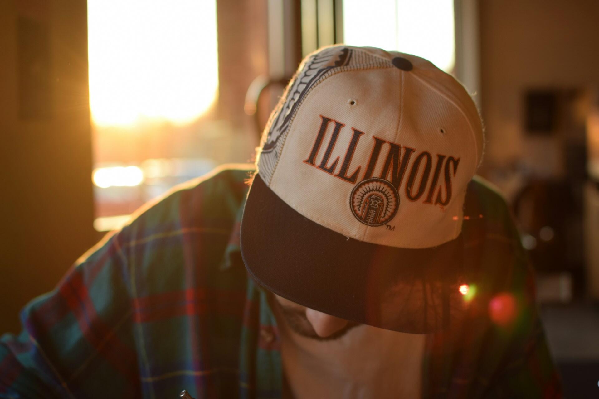 man using a cap saying illinois