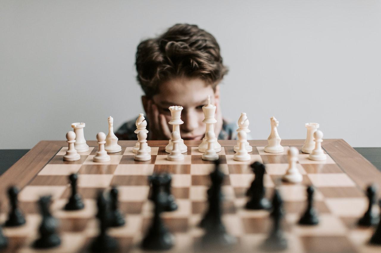 Niño jugando al ajedrez