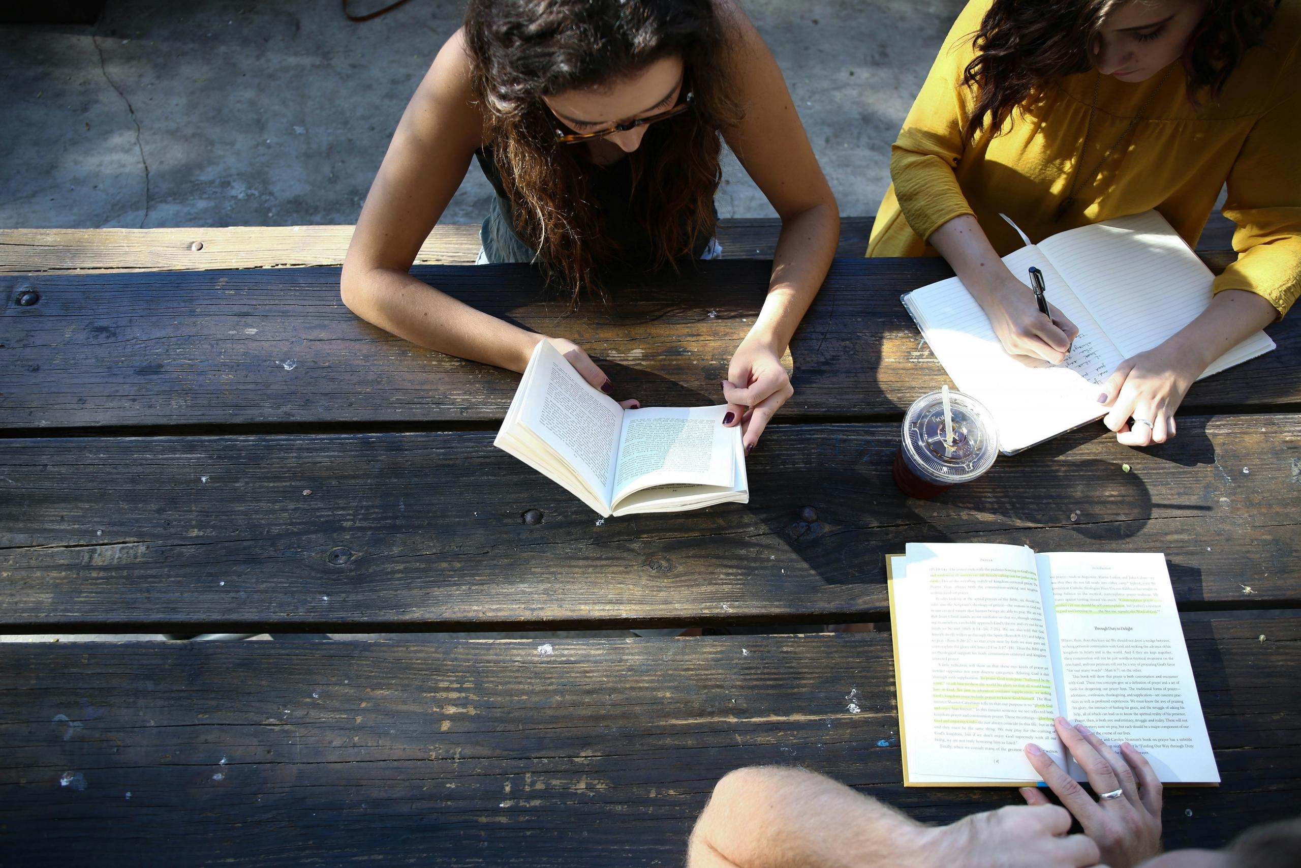 jovenes sentadas leyendo