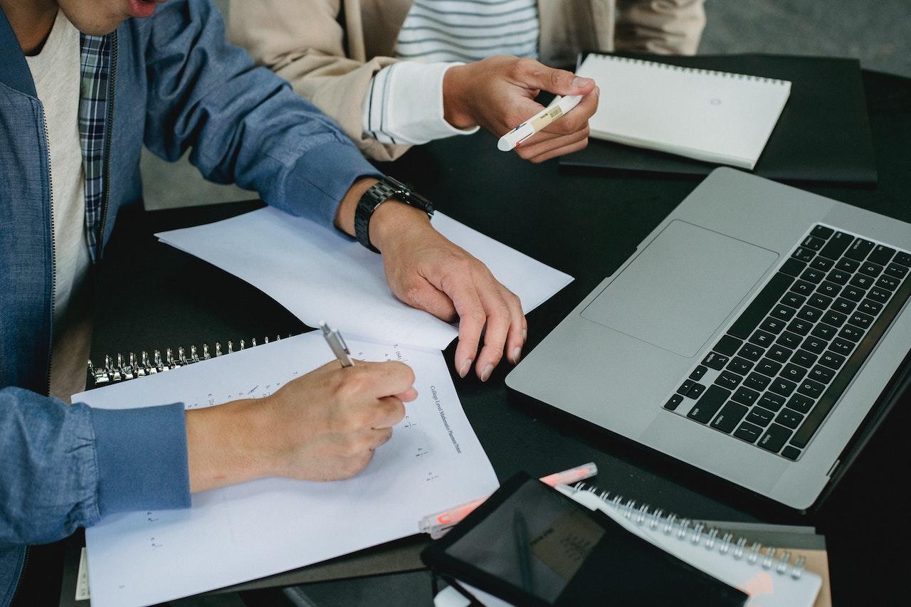 personas estudiante matemáticas con la computadora