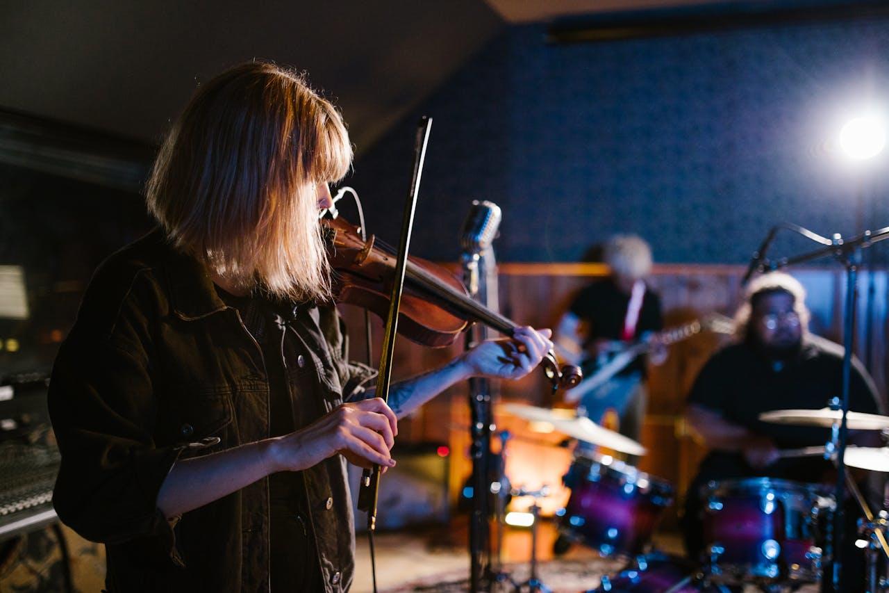 Mujer tocando el violin